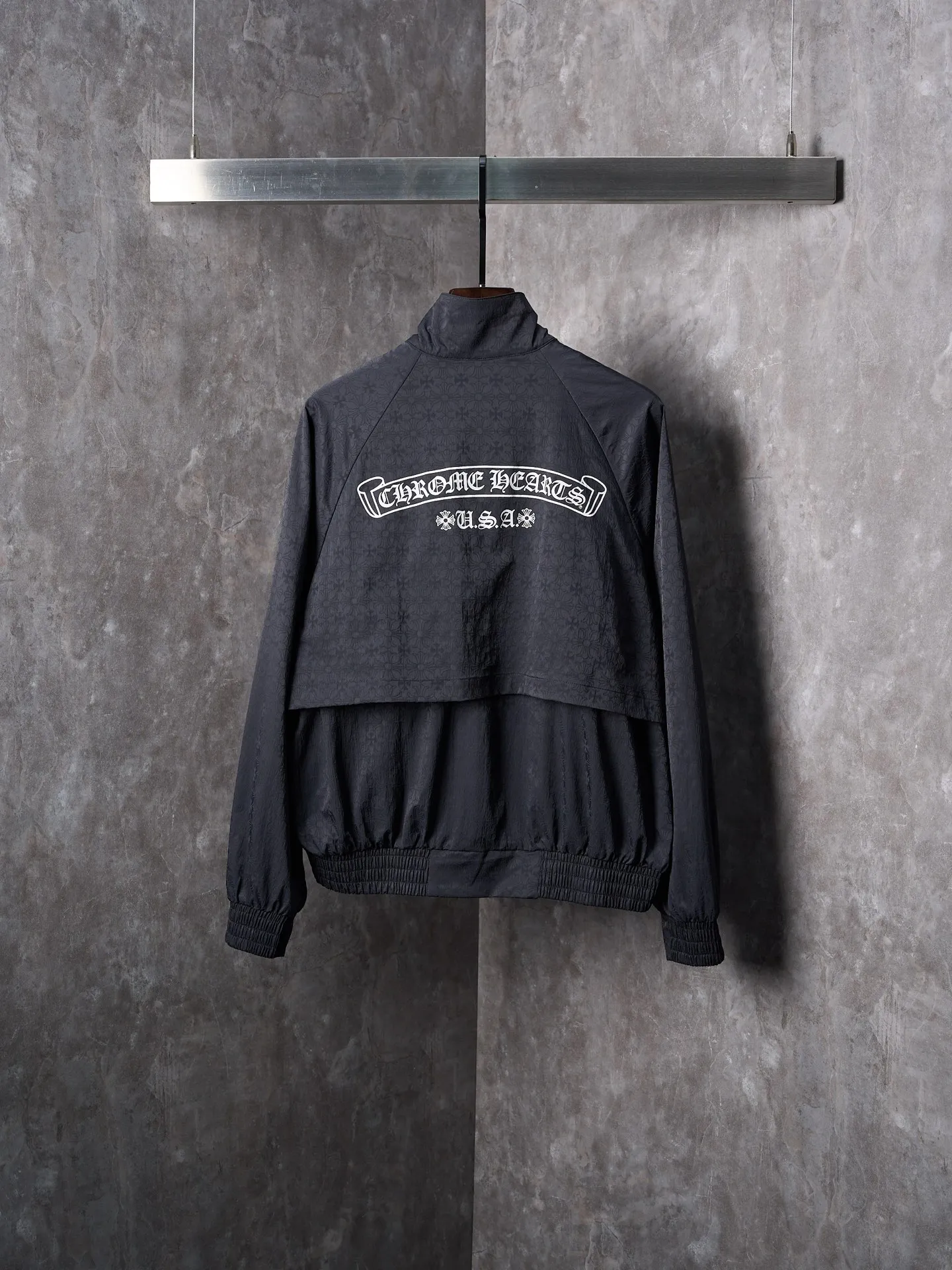 P620 Actual hanging auction】Chrome Hearts/Chrome Heart CH full-print dark pattern woven zipper jacket [Ready stock] S M L Low-key sharpness, full of recognition, interpretation of unparalleled fashion style, casual sophistication, making every touch a ritual experience. Fabric jacquard technology. By weaving the full width of the fabric surface, CH dark jacquard weaving technology controls the interweaving of warp and weft lines. Precisely controls the interweaving density and tension of the yarn to make it more three-dimensional. Glue printing is used. The printing is modified by the film screen three times. Use glue liquid paint to print the pattern on the fabric. Bake the fabric to fix the printing pattern. Infrared positioning cutting machine. The infrared transmitter and infrared receiver are used to achieve precise positioning of the material. The accuracy can reach the micron level, thereby meeting the effect of high-precision cutting of alignment and striping. Process 4: The fabrics are washed and have a better hand feel and texture. It is not easy to deform, not easy to shrink, not easy to fade, and maintains long-term beauty and loose fit.
